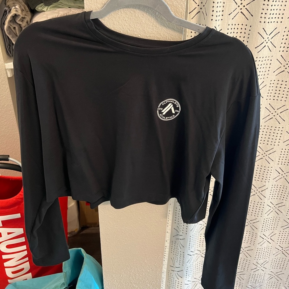 ALPHALETE LONG SLEEVE CROP TOP